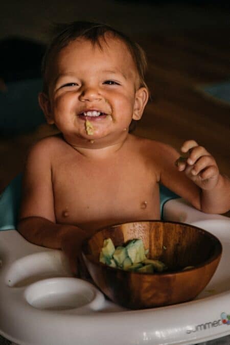 Apprendre à bébé à manger seul, nos conseils