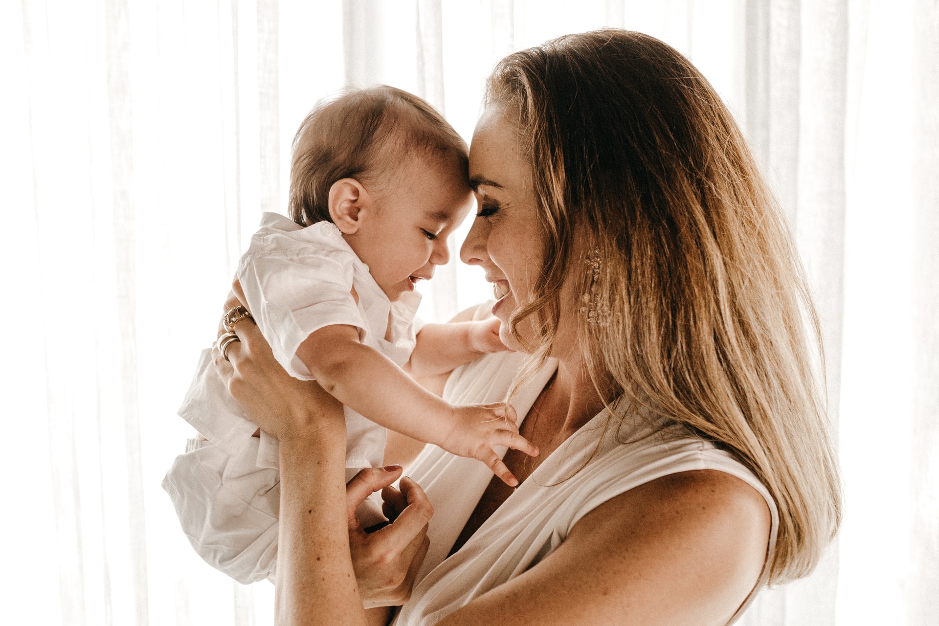 Pourquoi les bébés pleurent-ils plus avec leur mère ?
